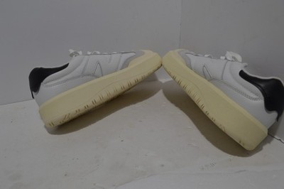 NEW BALANCE GYM SHOES SIZE 9 WHITE LOW TOP CT3020D