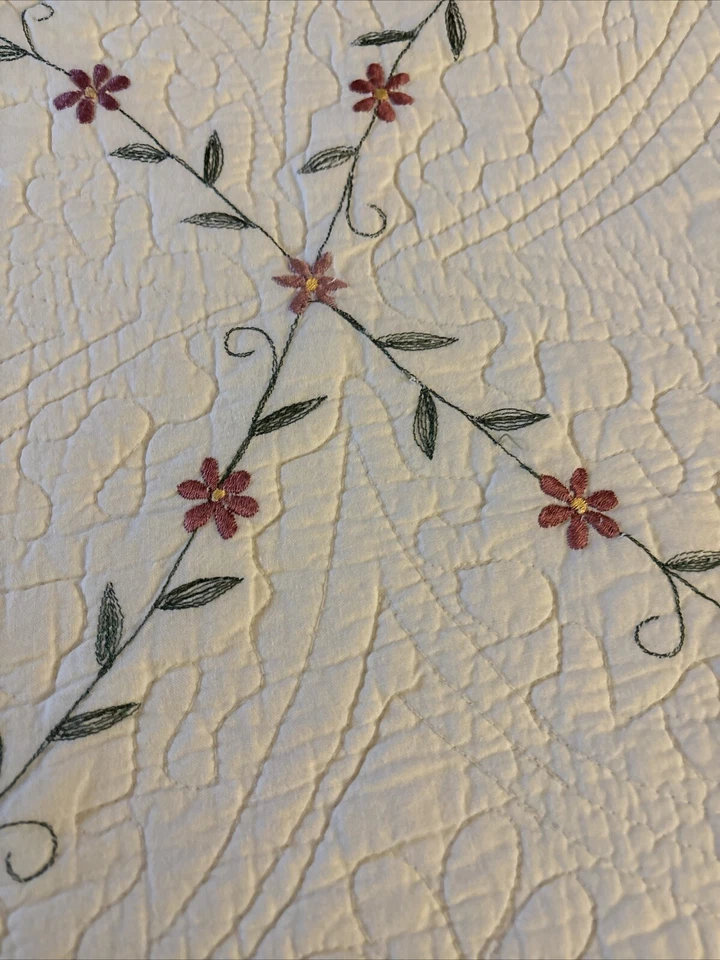 Edredón King Vintage Bordado Floral Marfil Rosa 99” X 110” Shabby Chic Raro Foto 2 de 4