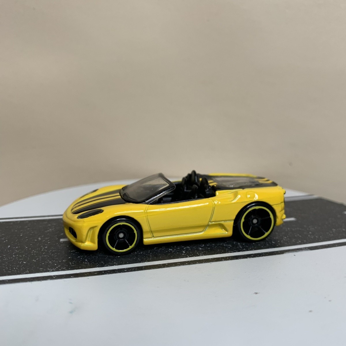 2009 Hot Wheels #153 Dream Garage 7/10 FERRARI F430 SPIDER Yellow