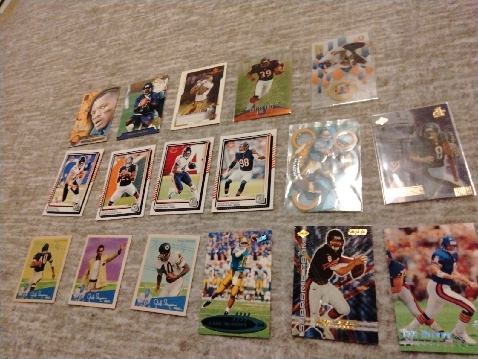 Chicago Bears Lot. 17 Cards. Gale Sayers. Cade Mccown. Curtis Enis