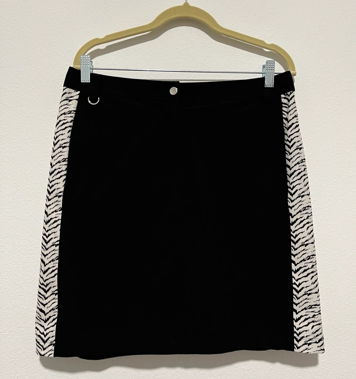 Chicos Zenergy Golf Skirt Size 1 Black White Animal Print - Excellent Condition