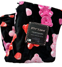 Manta de felpa Betsey Johnson oso de goma caramelo gota de goma