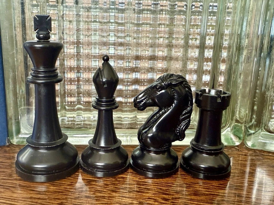 Juego de ajedrez Cavalier 1967 edición torneo 1491 diseño Staunton por Pacific Game Foto 3 de 4