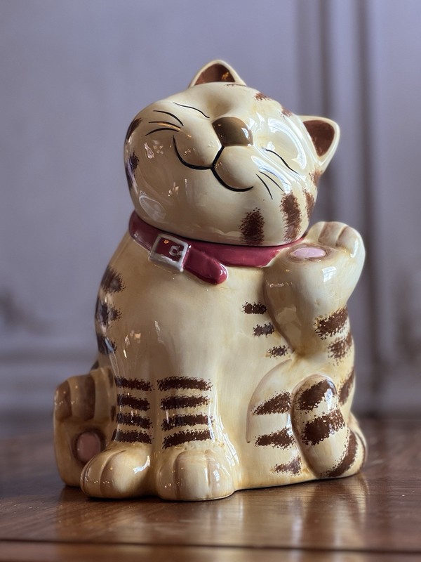 GKAO Scratching Cat Cookie Jar Tan Striped Tabby 11”
