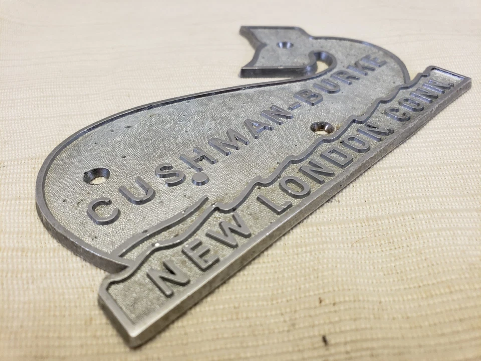 Placa emblema ballena metal cromado concesionario CUSHMAN-BURKE New London, CT vintage Foto 2 de 4
