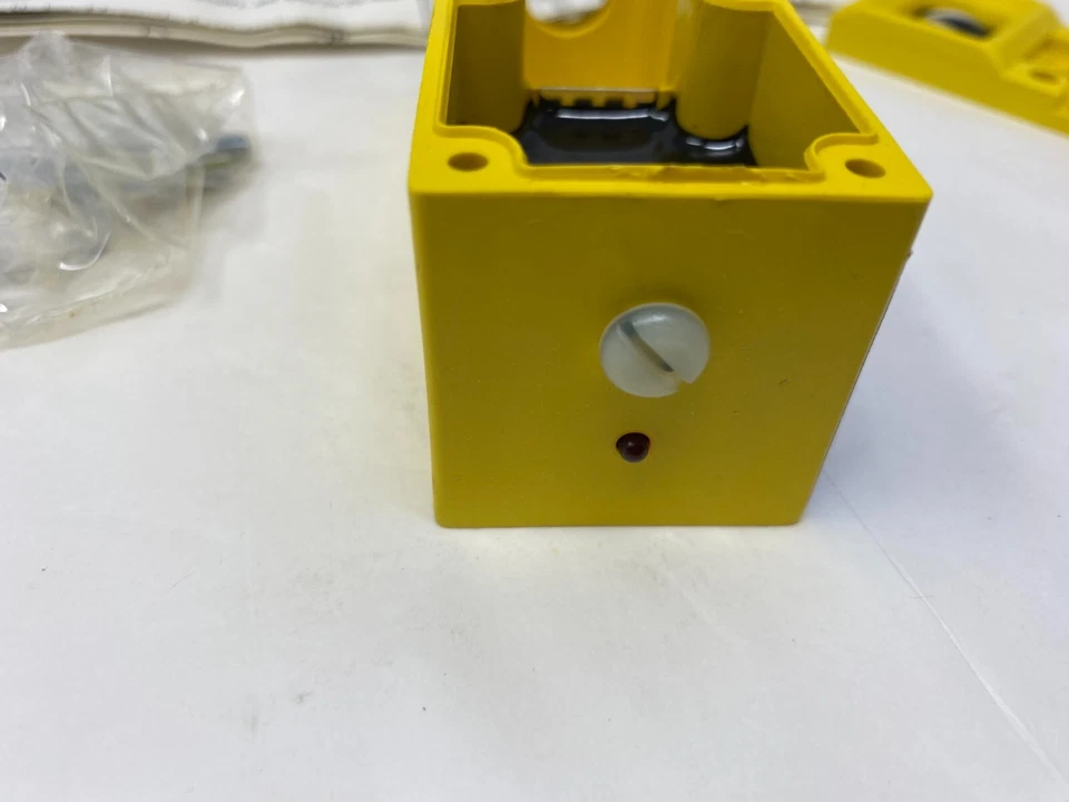 Banner Engineering SBAR1GH 16890 Multi-Beam Ambient Light Receiver Scanner Block - Image 4 of 4