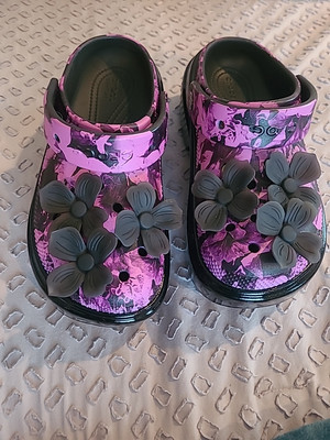 NEW CROCS STOMP HYPER FLORAL CLOG 209687 Black / Multi Women s 7 / Men 5