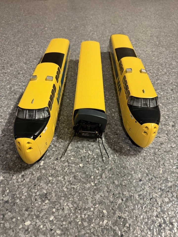 MTH RailKing VIA TurboTrain 3-Car Set O Gauge Excellent Condition - Image 3 of 4