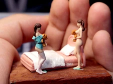 1/64 figures twins cute girls with prink bed toy bear fit 1:64 Stand Diorama