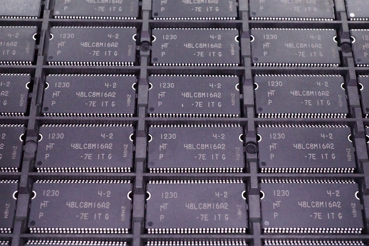 MT48LC8M16A2P-7E IT:G Micron SDR SDRAM IC 128Mb 133MHz 3.3V SMT 54