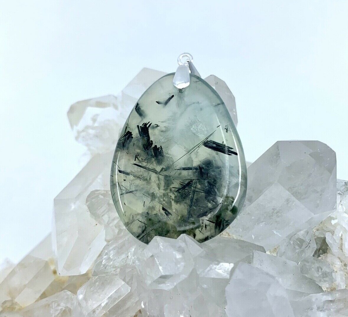 Pendentif en prehnite naturelle de 53 cts et belière en argent 925 d'exception