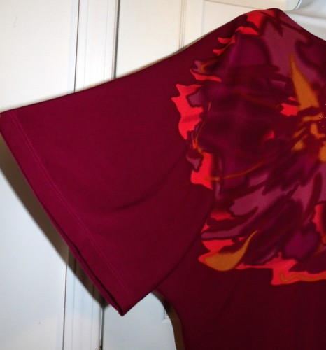 Beautiful Dark Red Print MAGGIE BARNES Short Sleeve Top w/Rhinestone Trim - 4X - Imagen 2 de 2