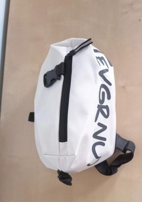 Rucksack schwarz-weiß mit zwei leichten Reißverschlüssen