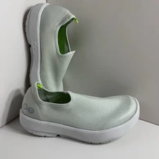 OOFOS OOmega eeZee Low Shoes Womens 9 Light Green Slip On Recovery Comfort