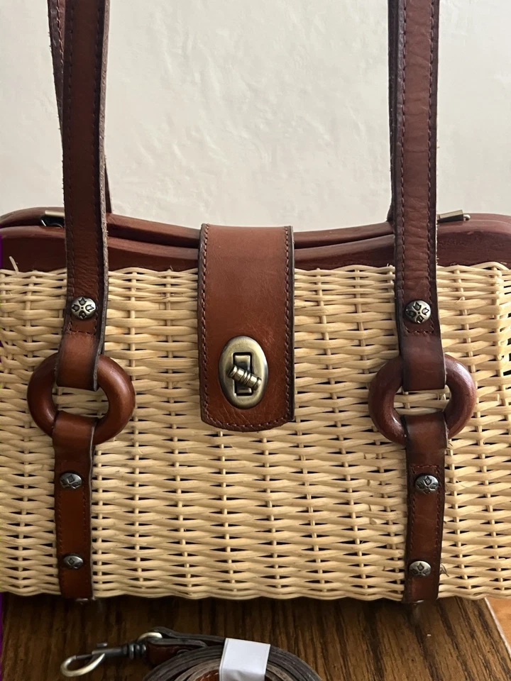 Cartera Patricia Nash con canasta de mimbre giratoria Foto 3 de 4