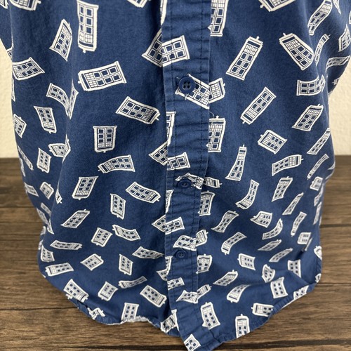 Hot Topic BBC Dr Who Camisa Para Hombres Grande Tardis Azul y Blanco Abotonada Manga Corta - Imagen 6 de 16