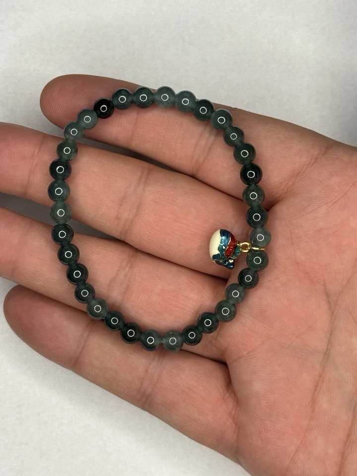 Pulsera de jade tipo A birmana hecha a mano con dije de ballena esmaltada en plata S925 Foto 3 de 4