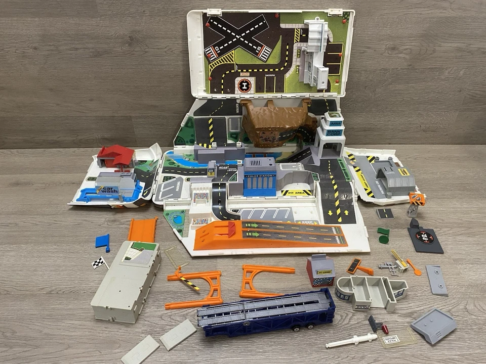 Micro Machines Super Van City Camper RV Fold Out Playset Vintage 1991 Galoob - Image 2 of 4