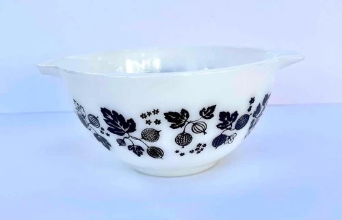 Vintage Pyrex Gooseberry Cinderella Mixing Bowl BLACK on WHITE (#441)  1-1/2 Pt.