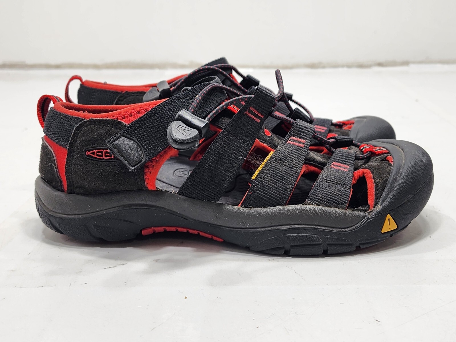 Scarpe da acqua Keen Newport Hydro da trekking all'aperto rosse nere taglia 5 da donna