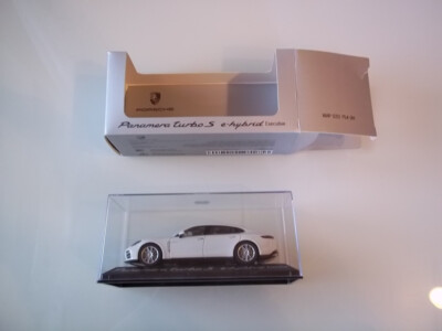 PORSCHE Panamera Turbo S e-hybrid Executive (G2/971) * Weiss + Pano * 1:43 Herpa