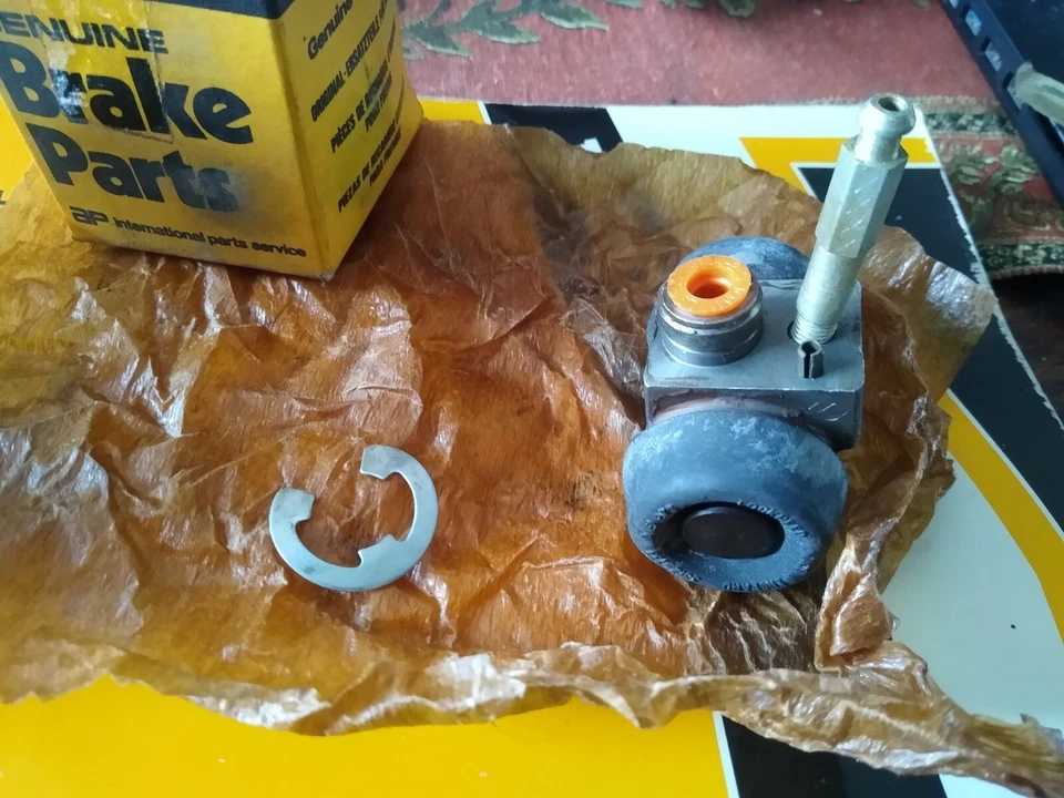 5/8" 16mm REAR WHEEL BRAKE CYLINDER - FORD TRANSIT MKI - 130 / 25cwt. (1968-72) - Image 3 of 4