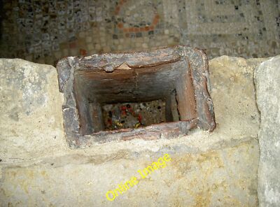 Foto 6x4 Fluss für den Abzug Chedworth A Hypocaust Box Fliesenabschnitt, Einbettung c2008