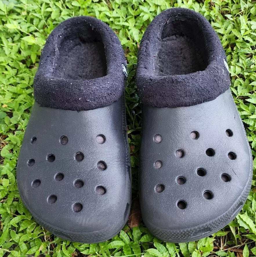 Black fuzzy crocs deals