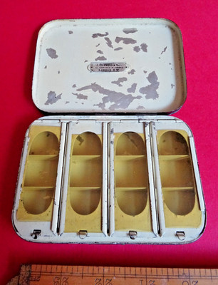 EINE FRÜHE VINTAGE J BERNARD & SON LONDON, KÜNSTLICHE TROCKENFLIEGENFISCHDOSE