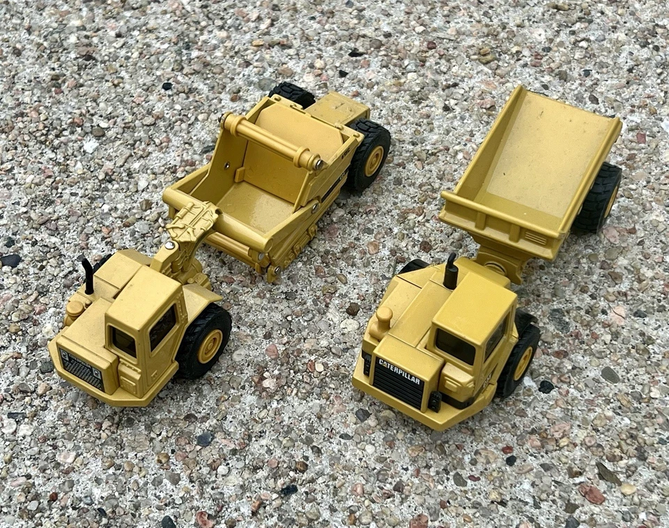 Camión de volteo para vehículos de construcción fundidos a presión 2 ERTL CAT 1:64 D25D y rascador 613C Foto 3 de 4