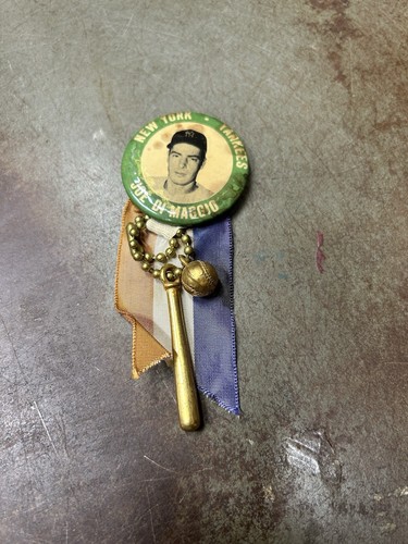 Yankees JOE DiMAGGIO 1 3/4" PM 10 Collector Pin 1940s Green w/Ribbon Bat & Ball - 第 1/5 張圖片