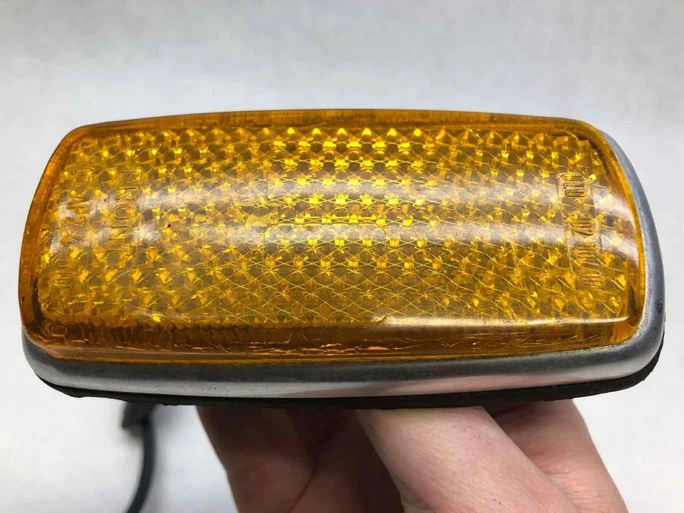 Mercedes 240d W115 1975 montado en guardabarros pasajero derecho luz de señalización ámbar *Nota* Foto 4 de 4