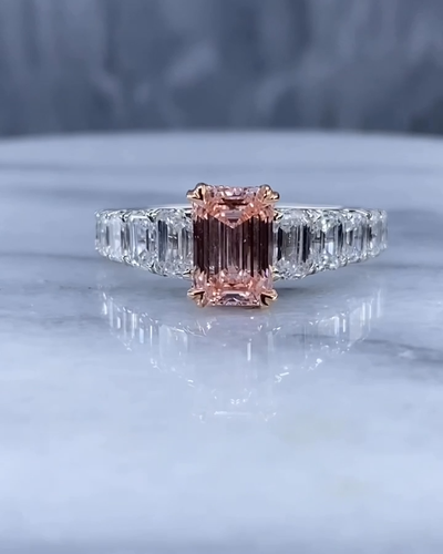 Bague de fiançailles IGI 2,78 ctw fantaisie rose intense taille émeraude en laboratoire diamant cultivé 14 carats - Vidéo 1 sur 1