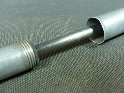 Une pompe manuelle - pompe à eau avec bras en fonte ancienne marron