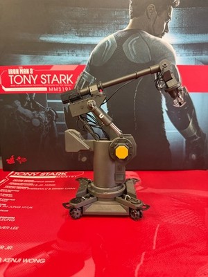 HOT TOYS 1/6 IRON MAN 3 TONY STARK WORKSHOP - ARTICULATED MECHANICAL ROBOT