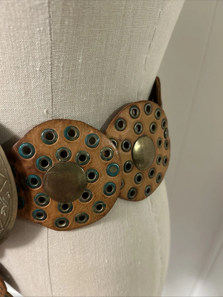 Cinto concho verdadeiro vintage anos 60 anos 70 marroquino latão e couro disco largo boho hippie - Imagem 4 de 4