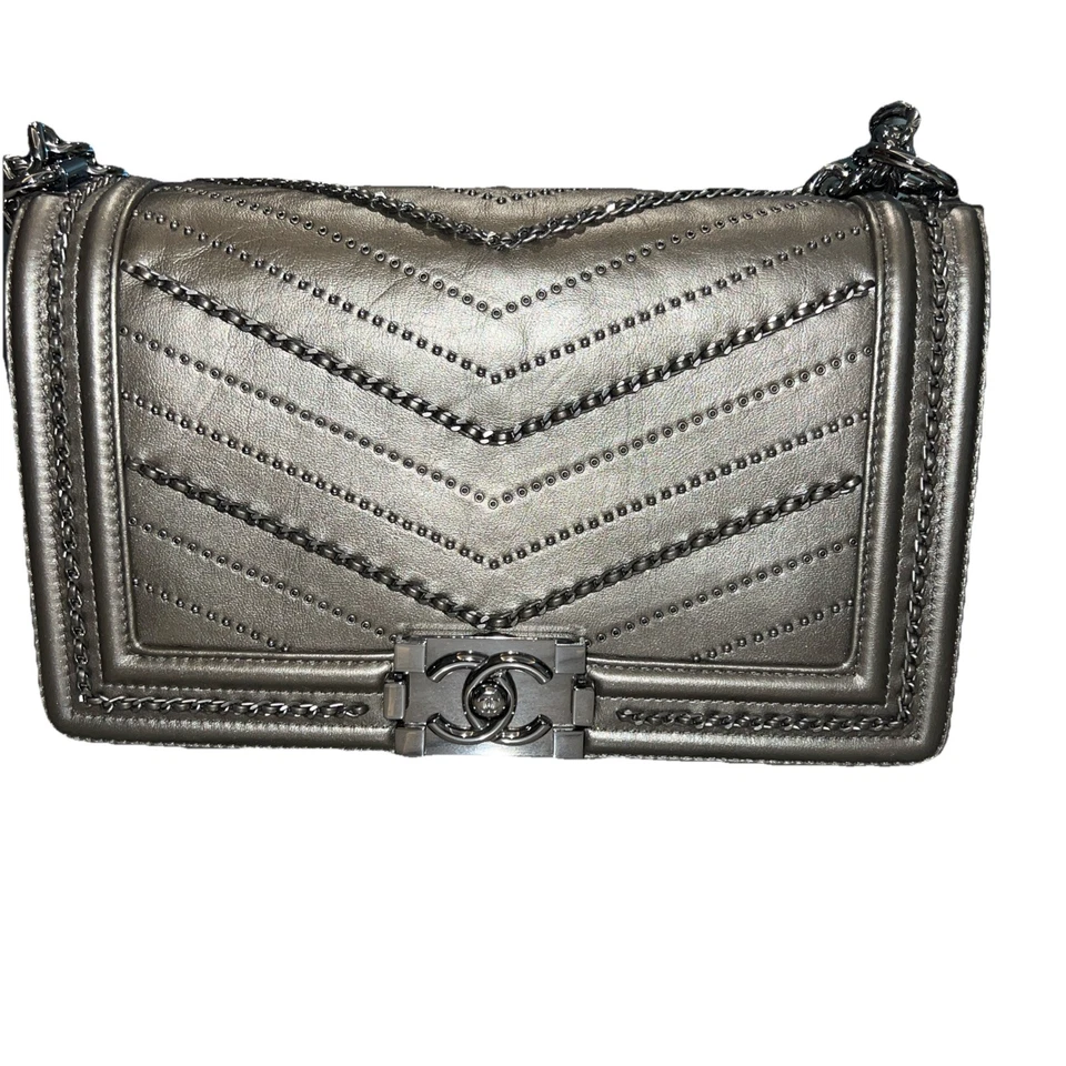 Bolso Chanel Boy con solapa Chevron adornado piel de becerro arrugada mediano Foto 2 de 4