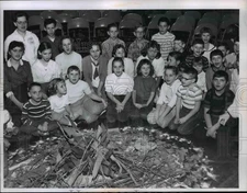 1959 Press Photo Singing around Camp Fire at Goodwill House - nee98780