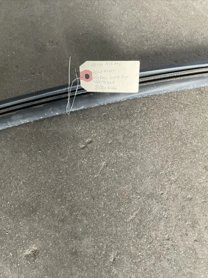 06-10 Infiniti M35 M45 заднее правое стекло уплотнительная полоска 82330-EG000 - Изображение 4 из 4