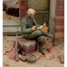 1/35 Resin Figure Model Kits WW2 Soldier Resting Unassembled Unpainted