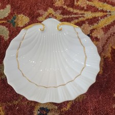 JABONERA CON PATAS DE PORCELANA CON CONCHA DE VIEIRA HOLLYWOOD REGENCY DE COLECCIÓN