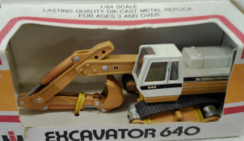 Excavadora Ertl Mighty Movers International 640 1/64 Foto 2 de 3