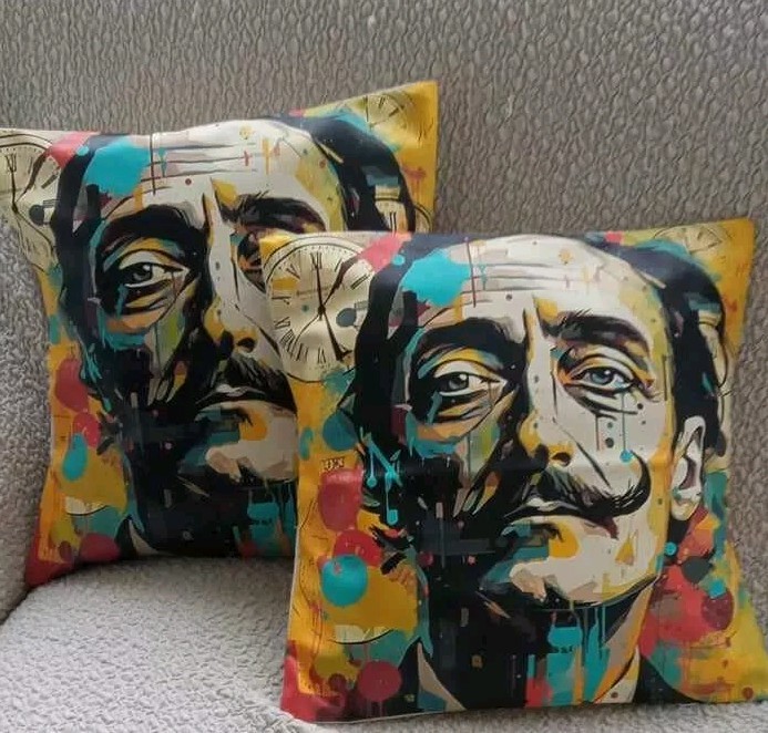Housses de coussin Salvador Dalí pour décorer un canapé de salon moderne