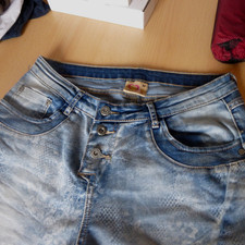 Sommerjeans ausgefallenen mit eingewaschenem ...