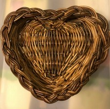 Panier décoratif en osier en forme de coeur Saint Valentin - 13" x 10" x 2,5"