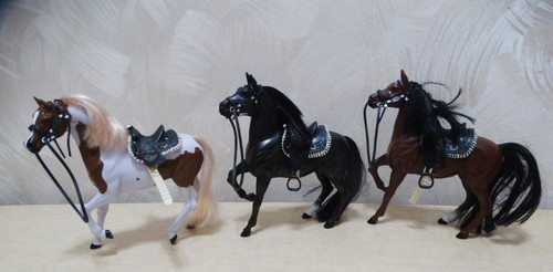 4 HORSES w bridles, saddles, accessories lot: 2010 Enertec & Battat 7X7" - Picture 3 of 9