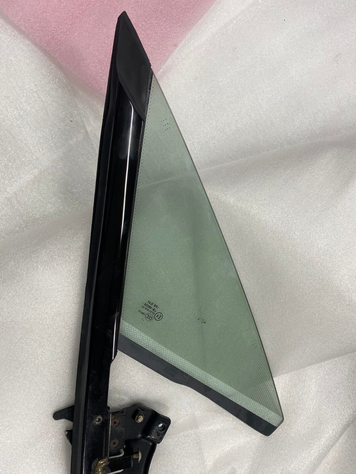 ASTON MARTIN RAPIDE LEFT FRONT DOOR VENT GLASS
