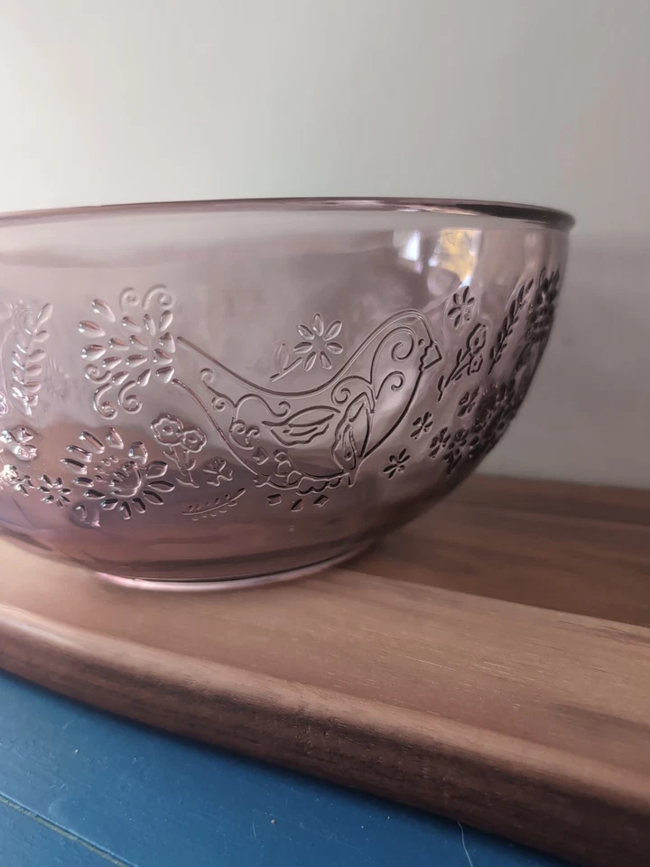 Cuenco grande de vidrio púrpura con pájaros Pioneer Woman Foto 3 de 4