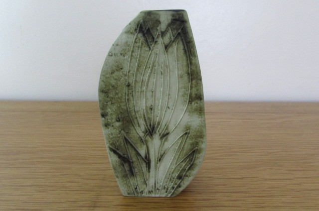 Stunning Carn Pottery Tulip Vase Penzance Cornwall - (ref988)