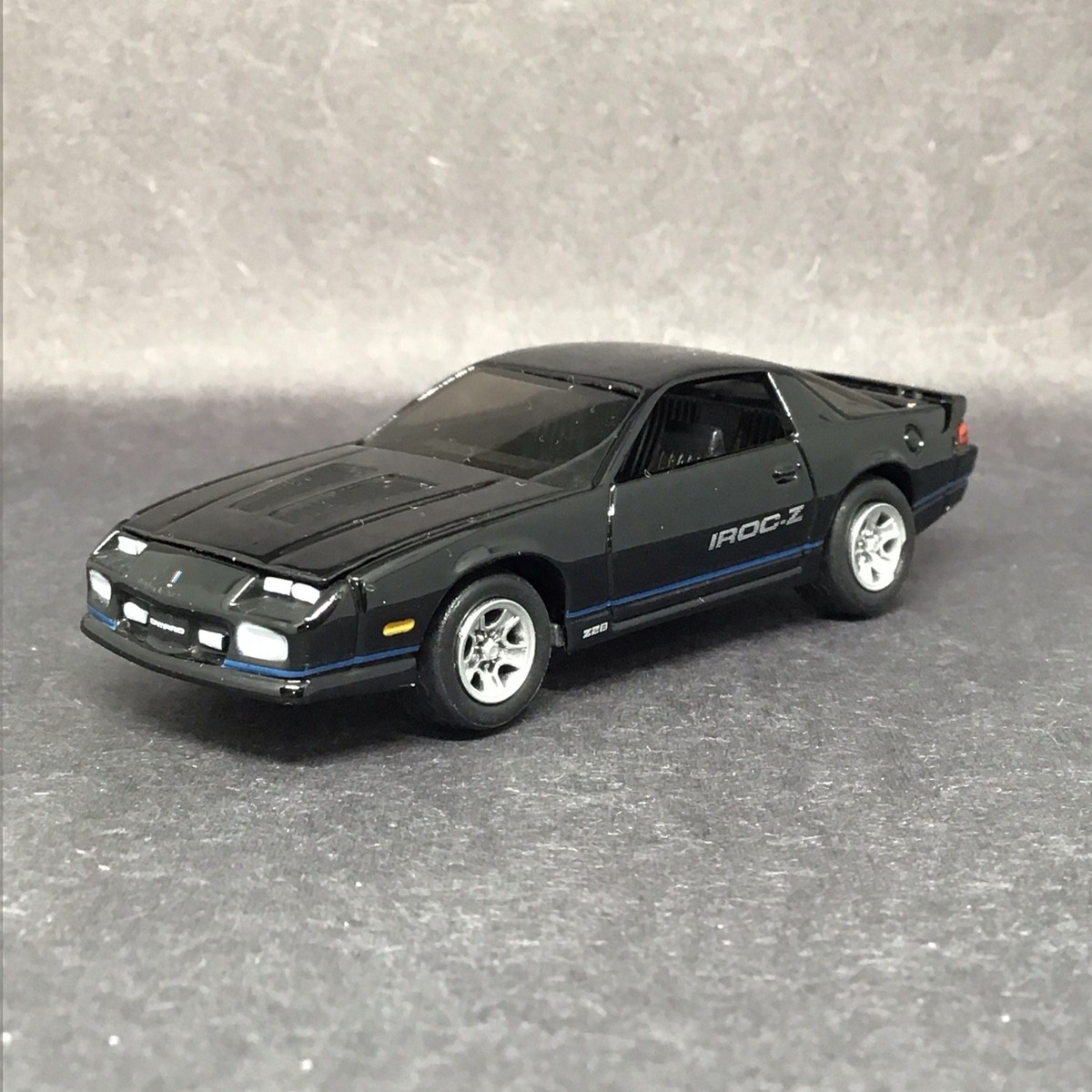 1989 89 Chevy Camaro Z28 IROC-Z Collectible 1:64 Scale Diecast